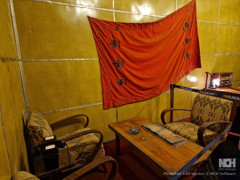 huoneessa on kaksi tuoli ja punainen lippu