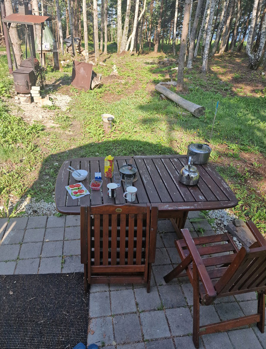 Puutarhakalusto ulkoterassilla. Pöydällä aamiaistarvikkeita