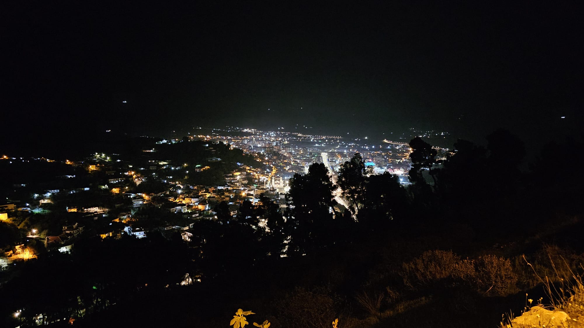 Beratin kaupunki illalla linnavuorelta nähtynä