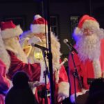 Neljä joulupukkia esiintymislavalla