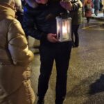 Nainen kantaa kynttilälyhtyä Haapsalussa