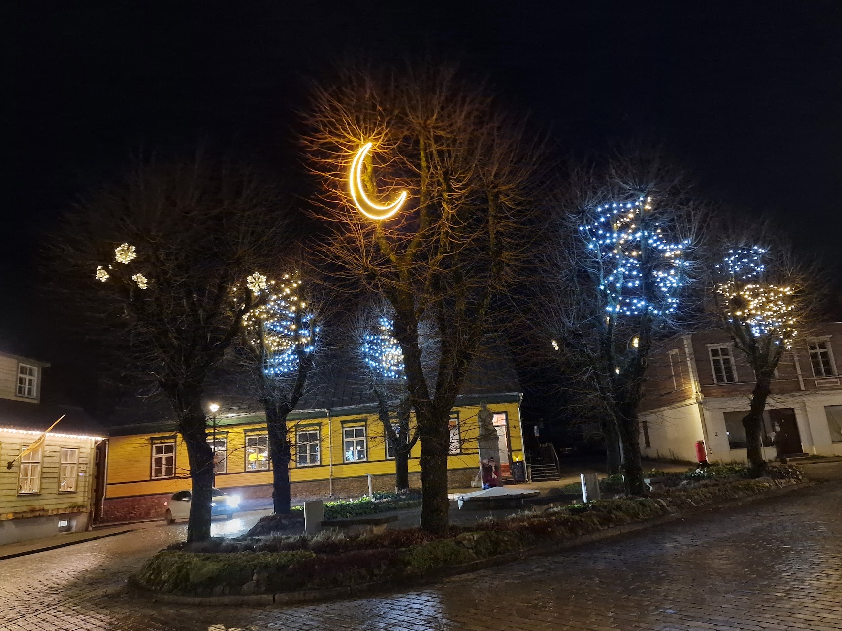 Kuun sirppi ja muita jouluvaloja Haapsalussa