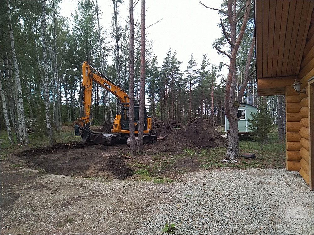 Kaivuri kaivaa maata