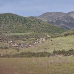 Vuorten juurella siintää kylä