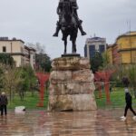 Ratsastajapatsas Tiranan keskusaukiolla