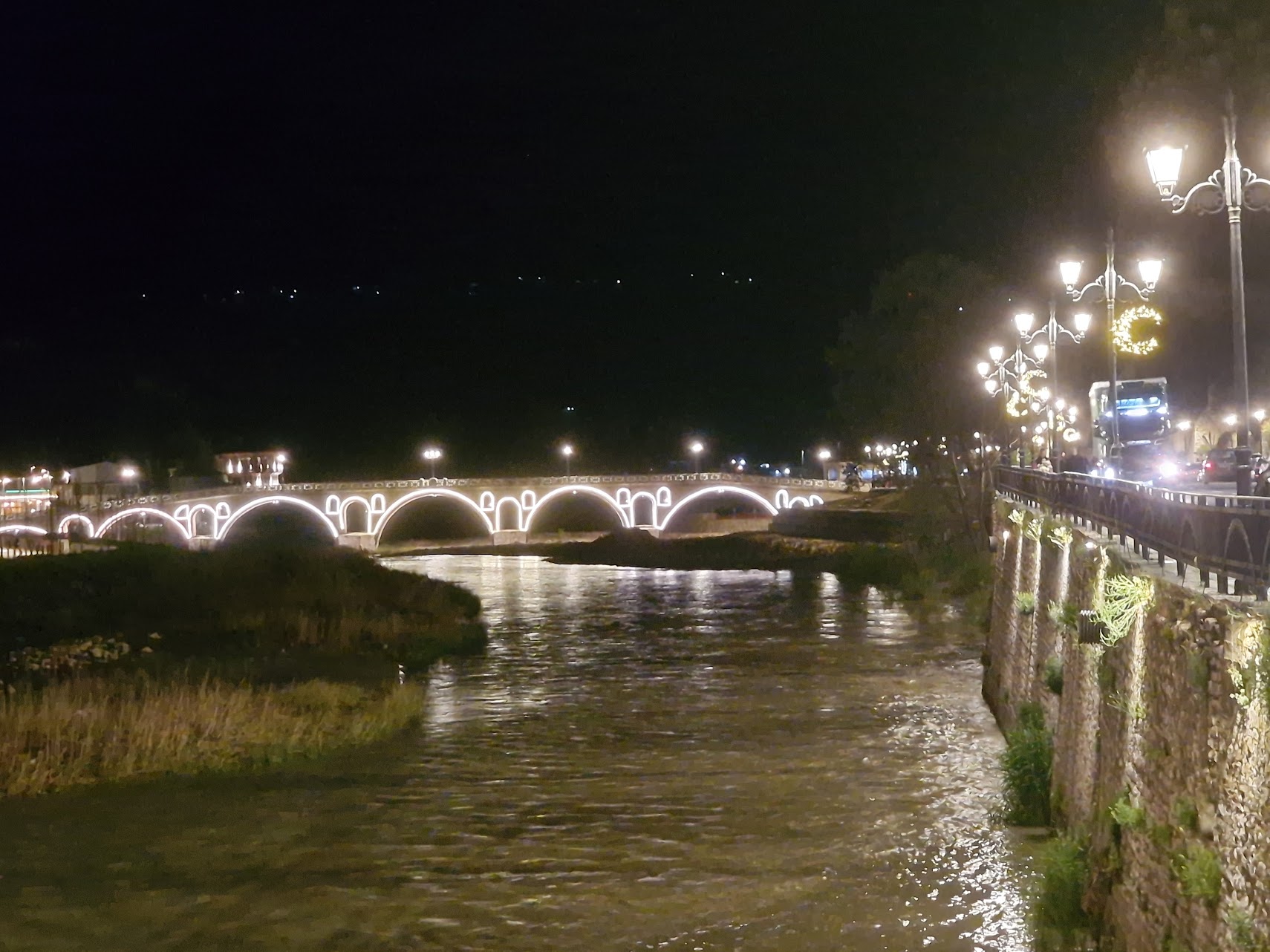 Joen ylittävä silta Beratissa Albaniassa