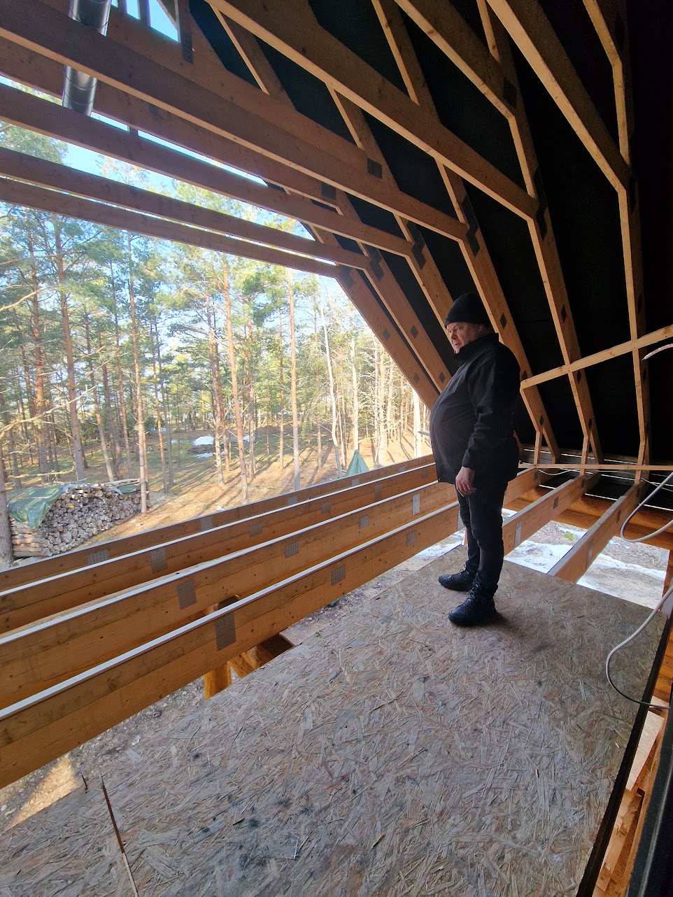 Mies seisoo rakenteilla olevalla parvekkeella