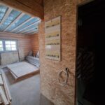 Sähkökaappi rakkenteilla olevan rakennuksen seinässä