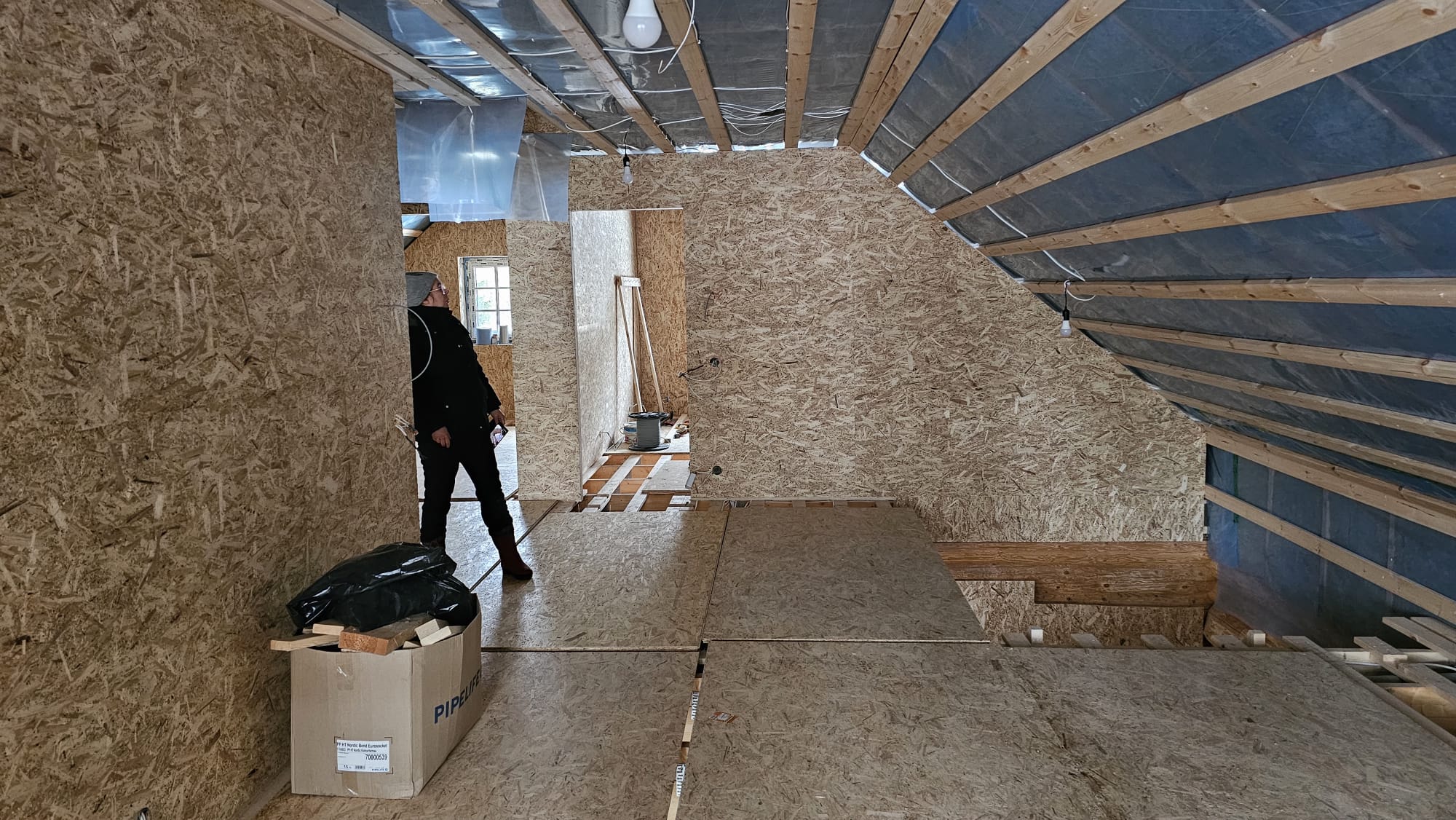 Nainen seisoo keskeneräisen rakennuksen sisällä